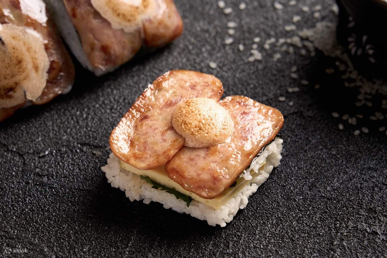 Trứng cá tuyết Pollock áp chảo với thịt heo và sốt Mayonnaise